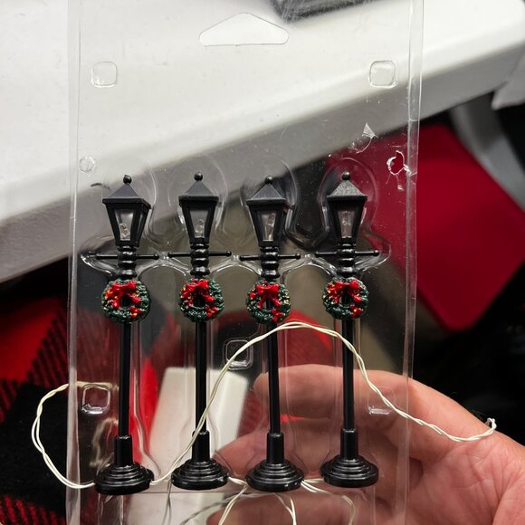 Lemax Gas Lantern Street Lamp Set Of 4 Christmas Village Accessories - 2006 - Picture 4 of 5